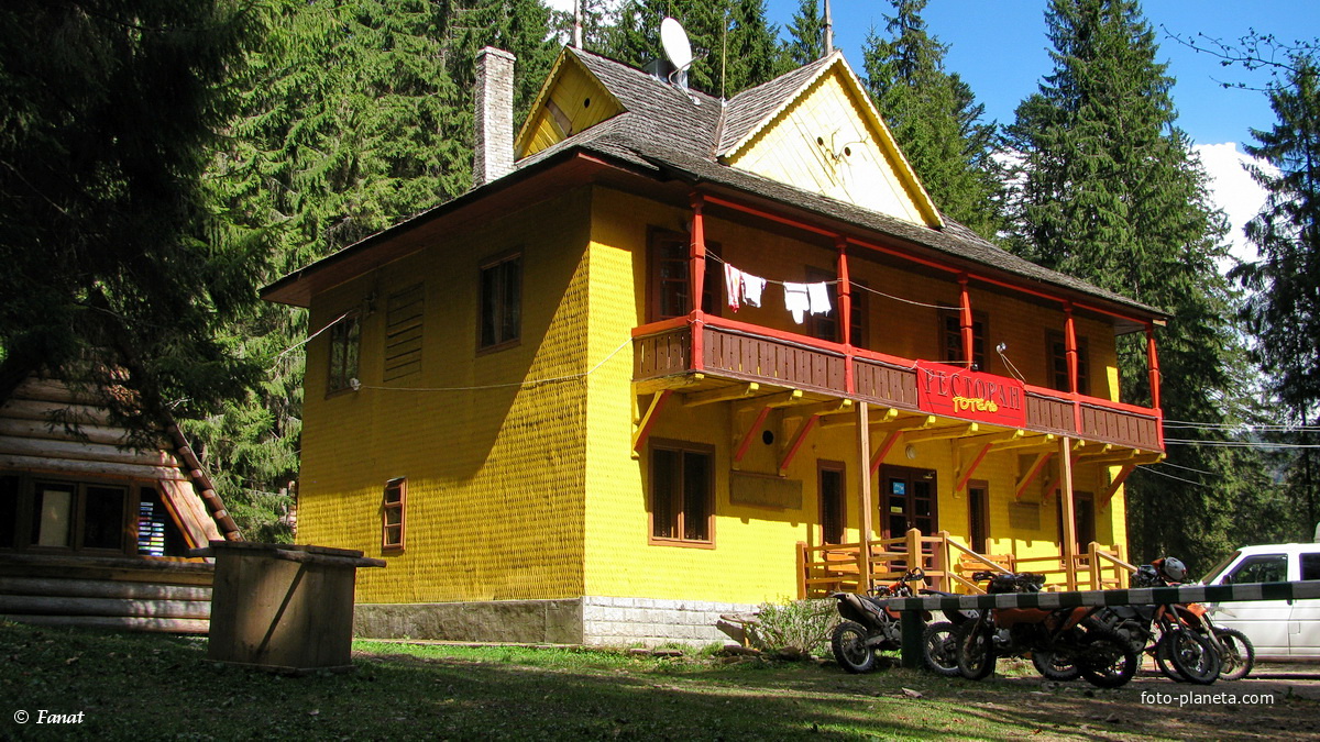 Ресторан и отель возле озера