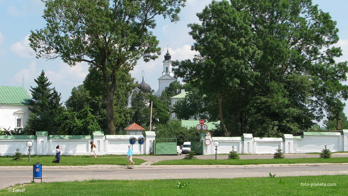 Явленская церковь на переднем и Крестовоздвиженская церковь на заднем плане