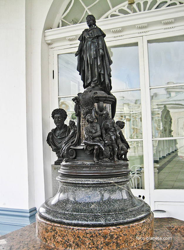 Памятник в Камероновой галерее