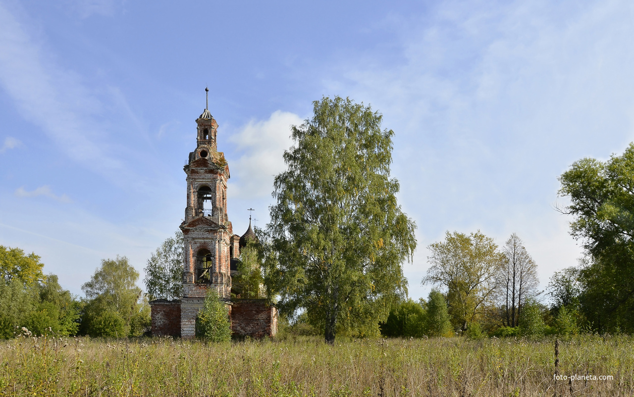 Улошпань. Церковь, как и вся деревня в целом находятся здесь в заброшенном состоянии.