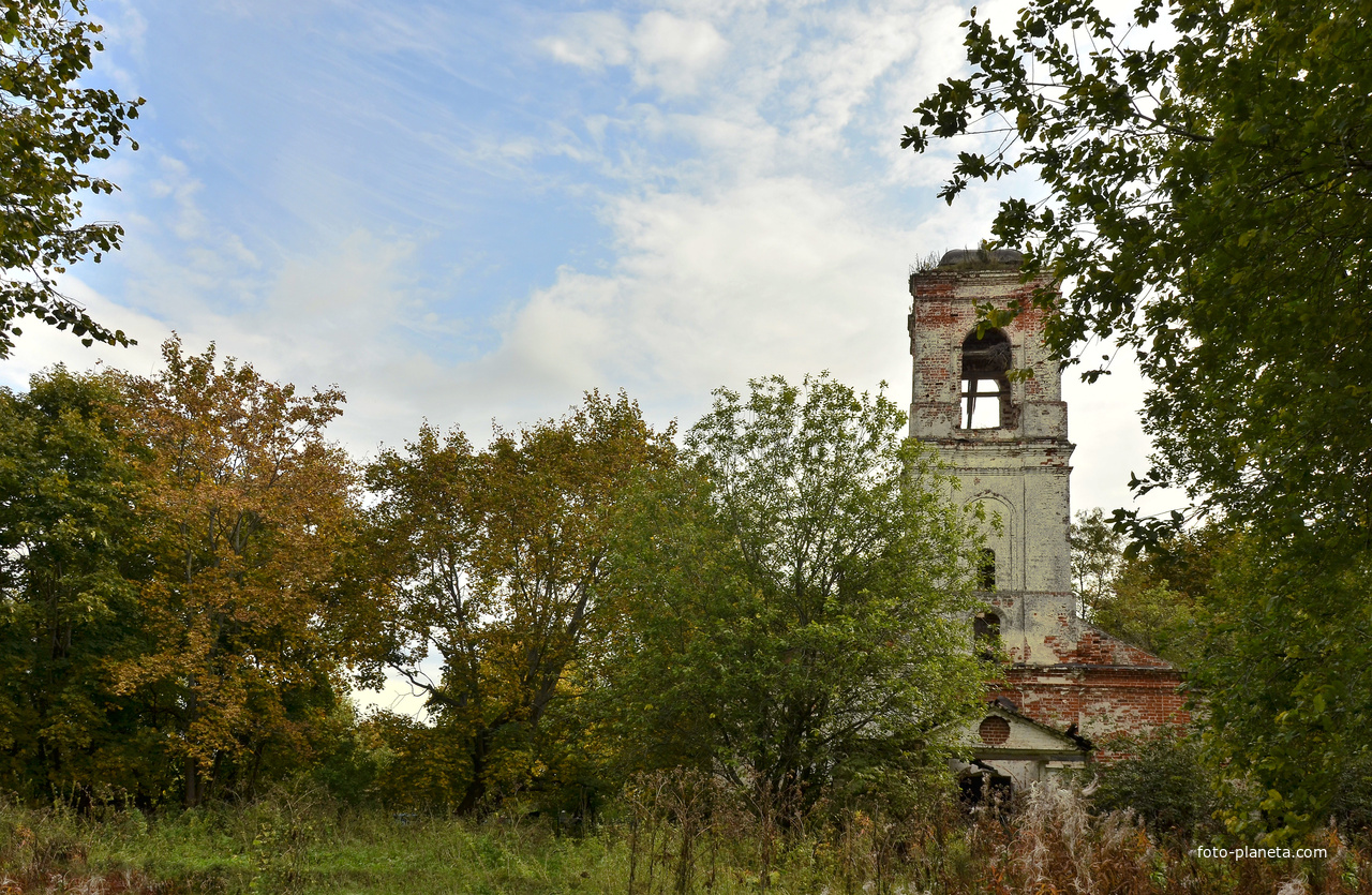 Давыдовское. К настоящему времени утрачены все жилые и хозяйственные постройки усадьбы, парк зарос, церковь в разрушенном состоянии...