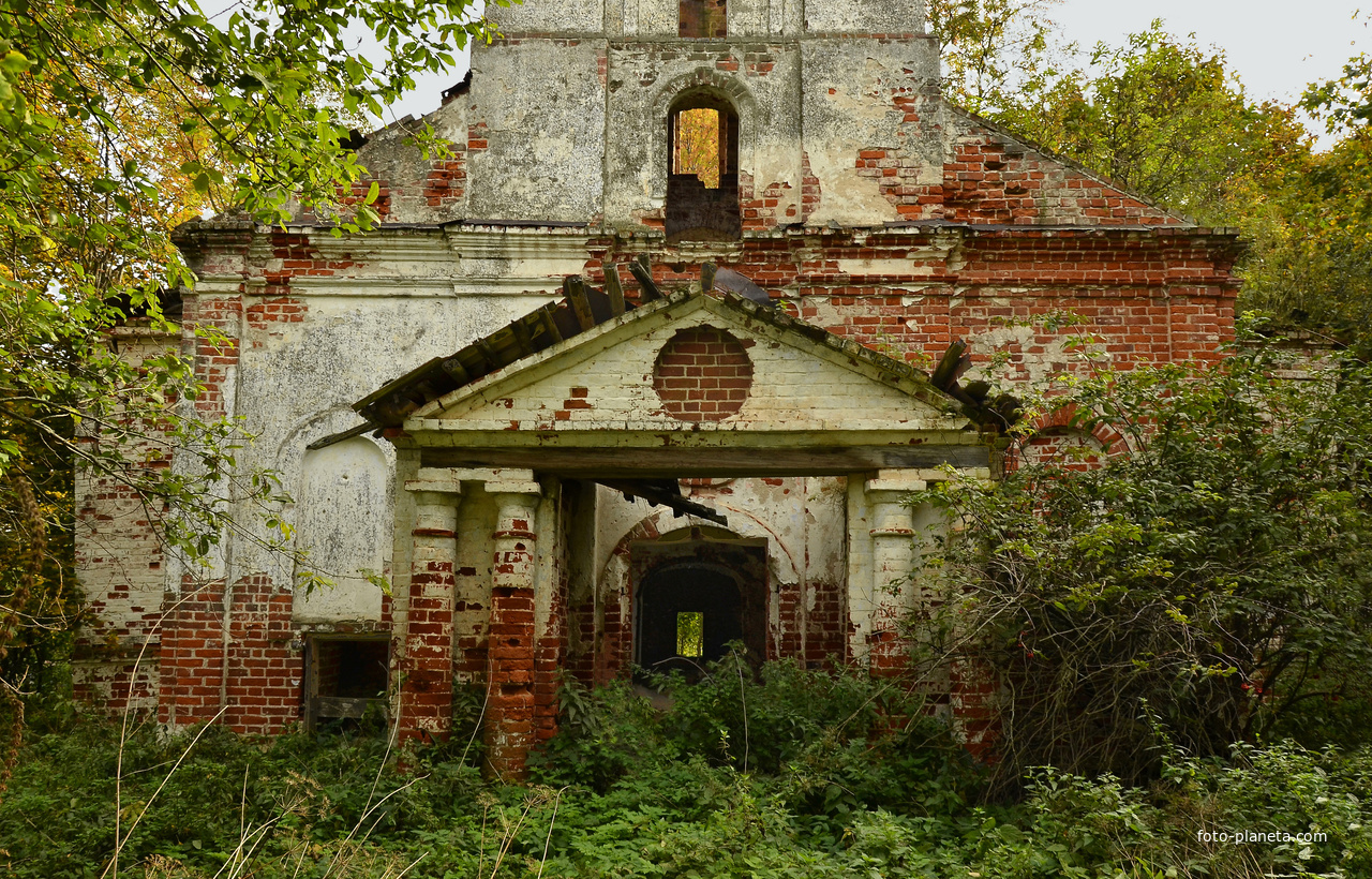 Западный портик Покровского храма в Давыдовском.
