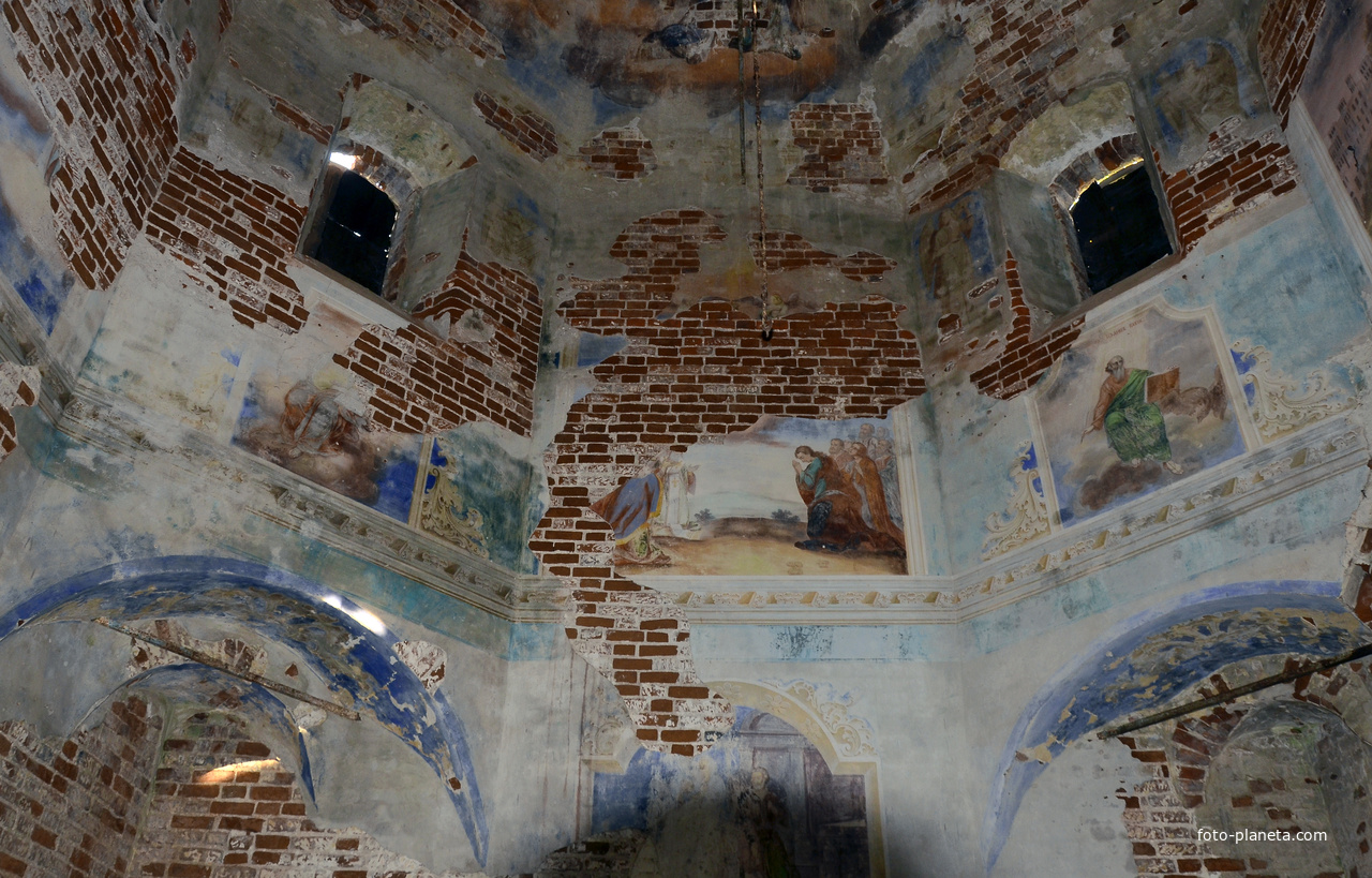 Давыдовское. Церковь Покрова Пресвятой Богородицы. Остатки настенной росписи четверика.