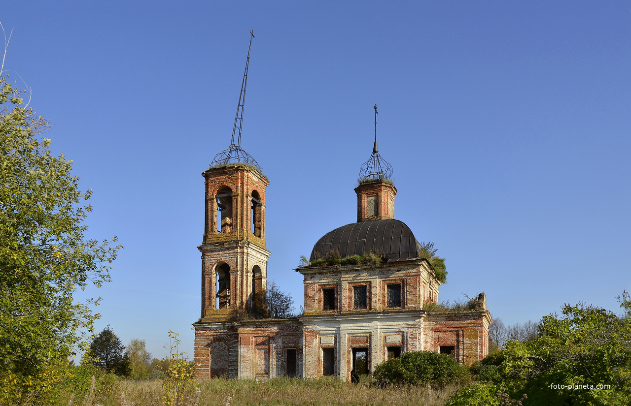 Существующая однопрестольная кирпичная церковь Троицы в Никульском была возведена в 1793 г. на средства помещика Н.А.Хомутова.