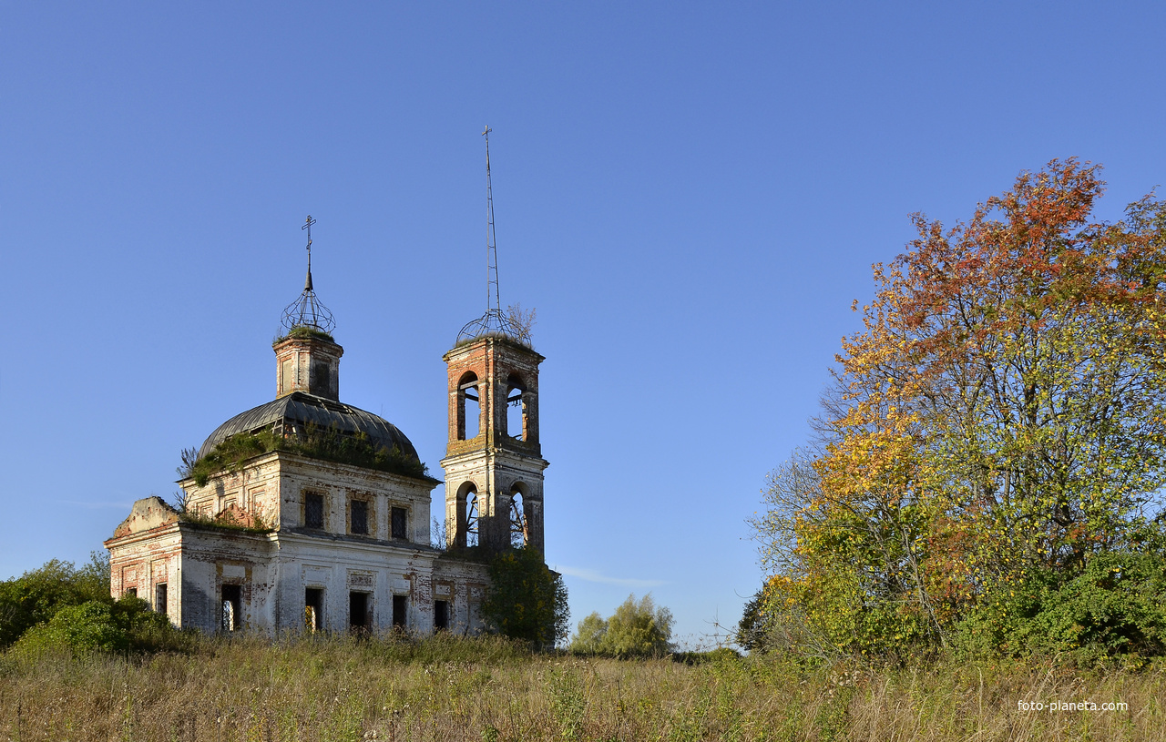 Церковь в Никульском стоит на открытом пейзаже рядом с дорогой, на вершине пологого холма, у северного подножья которого уцелели остатки усадебного парка с прудом.