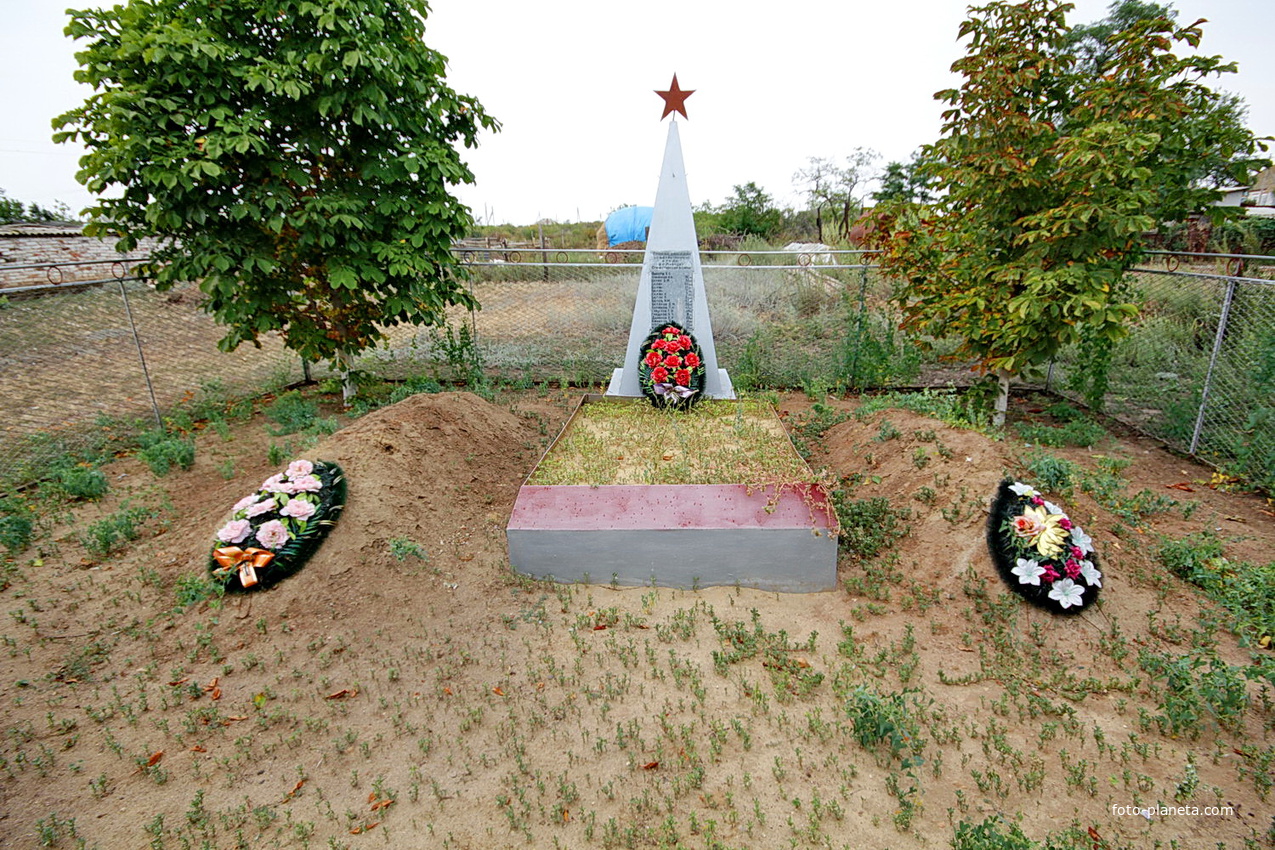 братская могила 1942 года и захоронение 2012 года