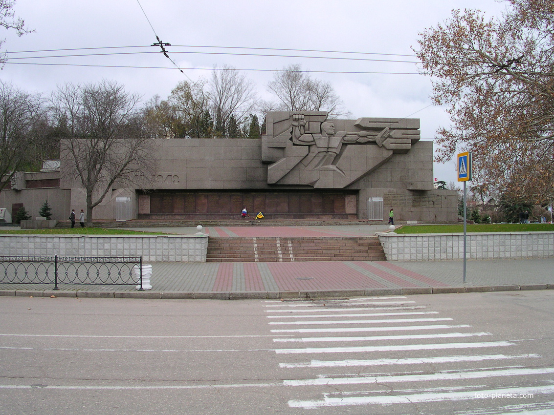 Севастополь. Монумент защитникам города на площади Нахимова