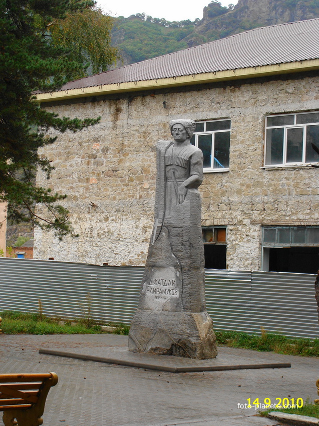 Памятник Байрамуову