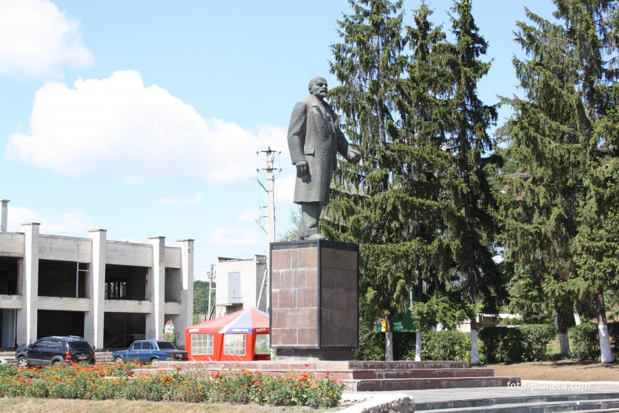 памятник Ленина.