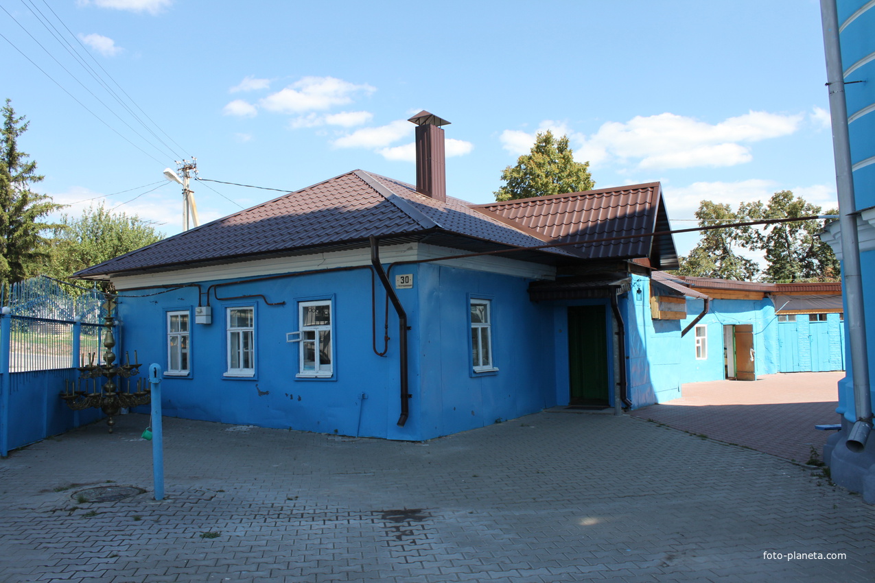 Короча. Ул. Интернациональная, на территории церкви Рождества Богородицы.