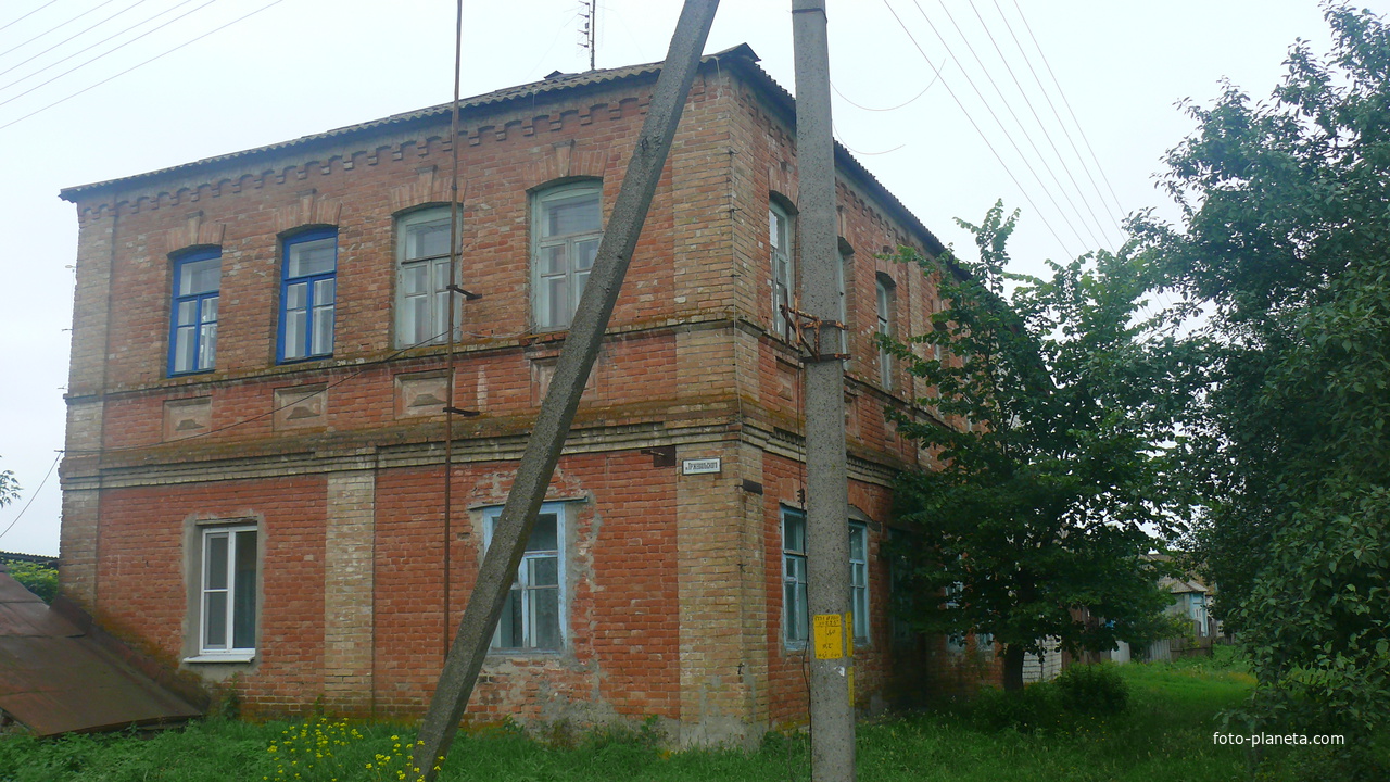 Старый дом в Нижних Деревеньках, во время окупации служил,по рассказам местных жителей, немецкой комендатурой.
