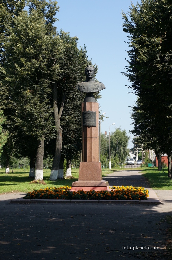 Бюст дважды Герою Советского Союза летчику В.А.Зайцеву