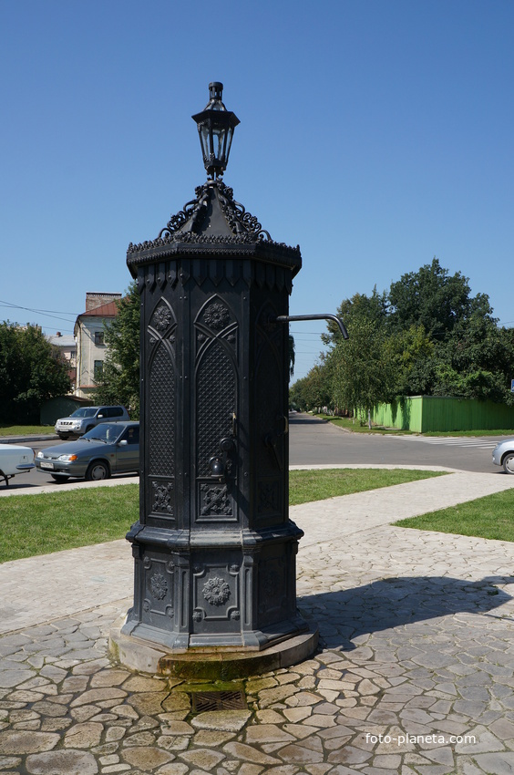 Водяная колонка на площади в старой Коломне