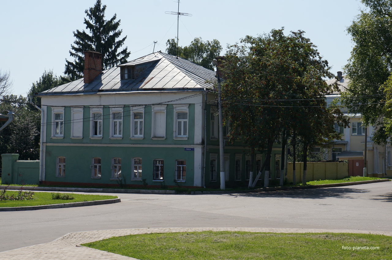 Полянская улица, 1