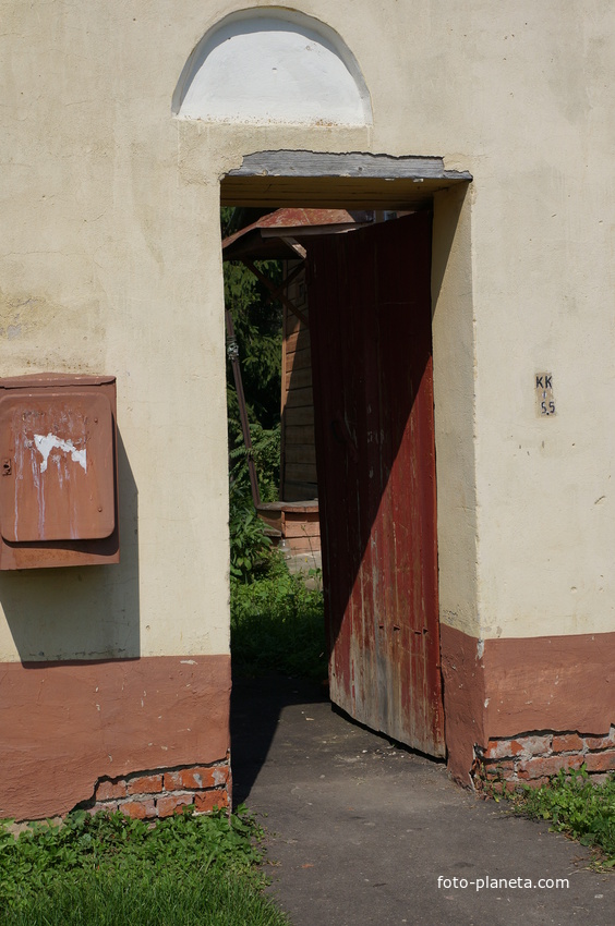 За калиткой усадебный двор