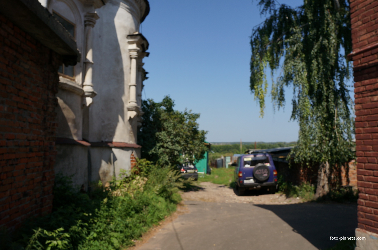 У храма Никиты