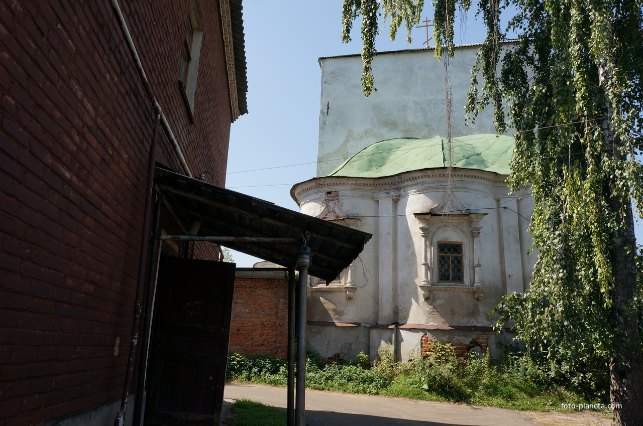 Подъезд. Храм Никиты