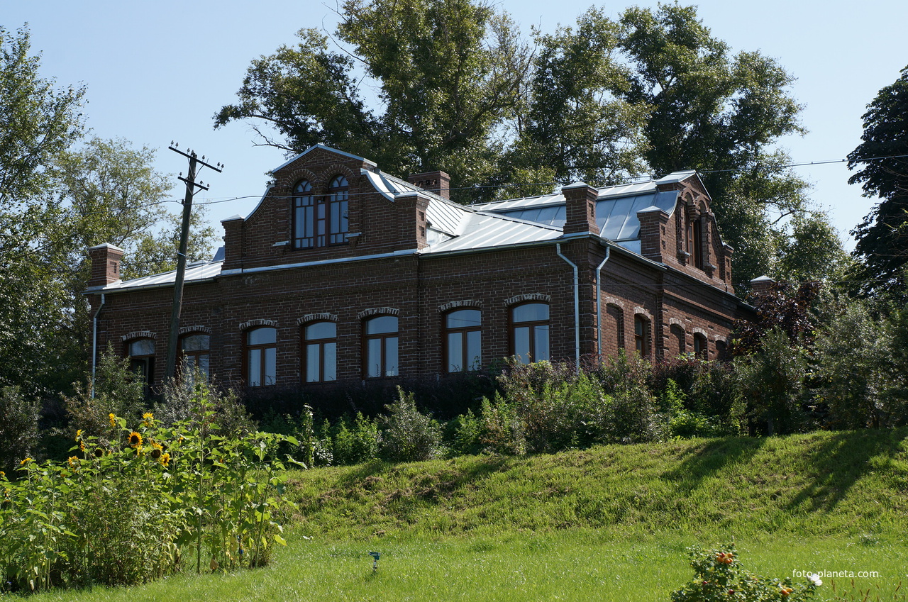 Дом на берегу Москва реки