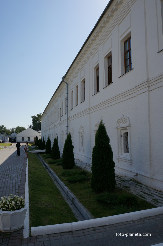 Сестринский корпус; до XIX века - духовная семинария