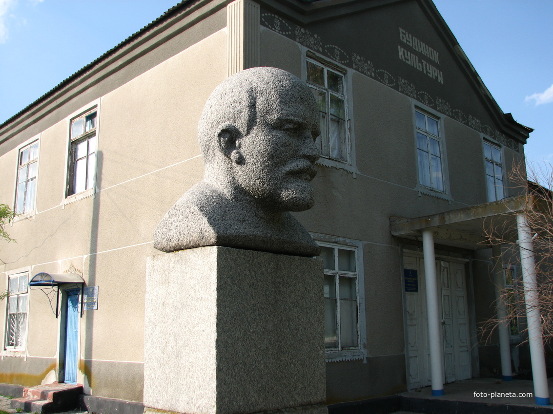 Памятник-бюст В.И.Ленин