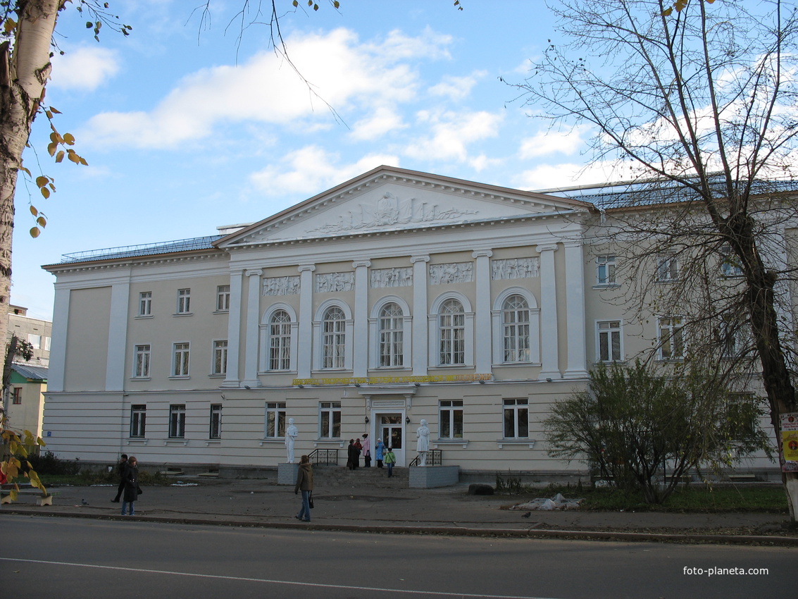 Сыктывкар дворец пионеров осень2006