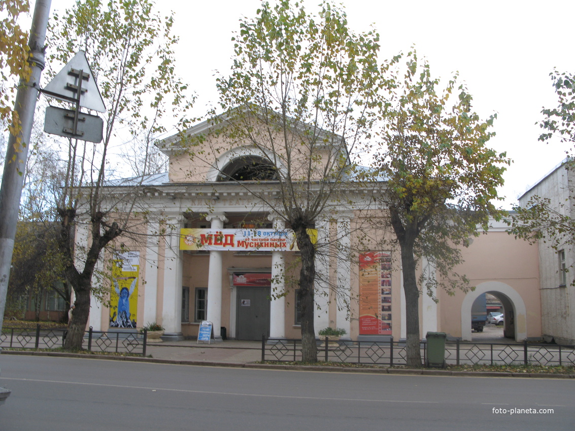 Центр досуга и кино октябрь. Кинотеатр октябрь сыктывкар фото. Кинотеатр октябрь сыктывкар. Сыктывкар театр октябрь. Кинотеатр октябрь сыктывкар.