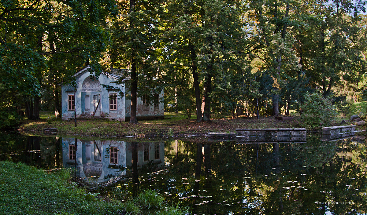 Александровский парк. Остров с Детским домиком.