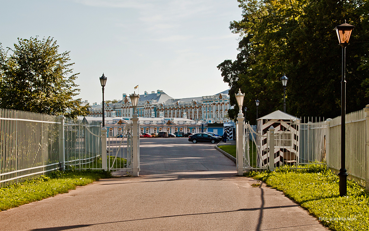 Въездные ворота на треугольную площадь