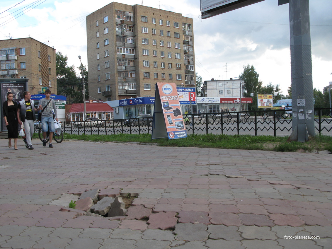 Сыктывкар кто-то должен восстановить тротуар?