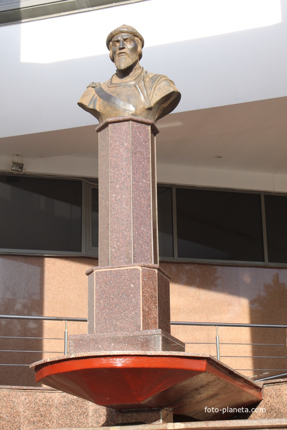 Полтава. Памятник Ярославу Мудрому.