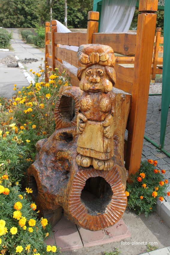 Полтава. Деревянная скульптура возле гостиницы &quot;Турист&quot;.