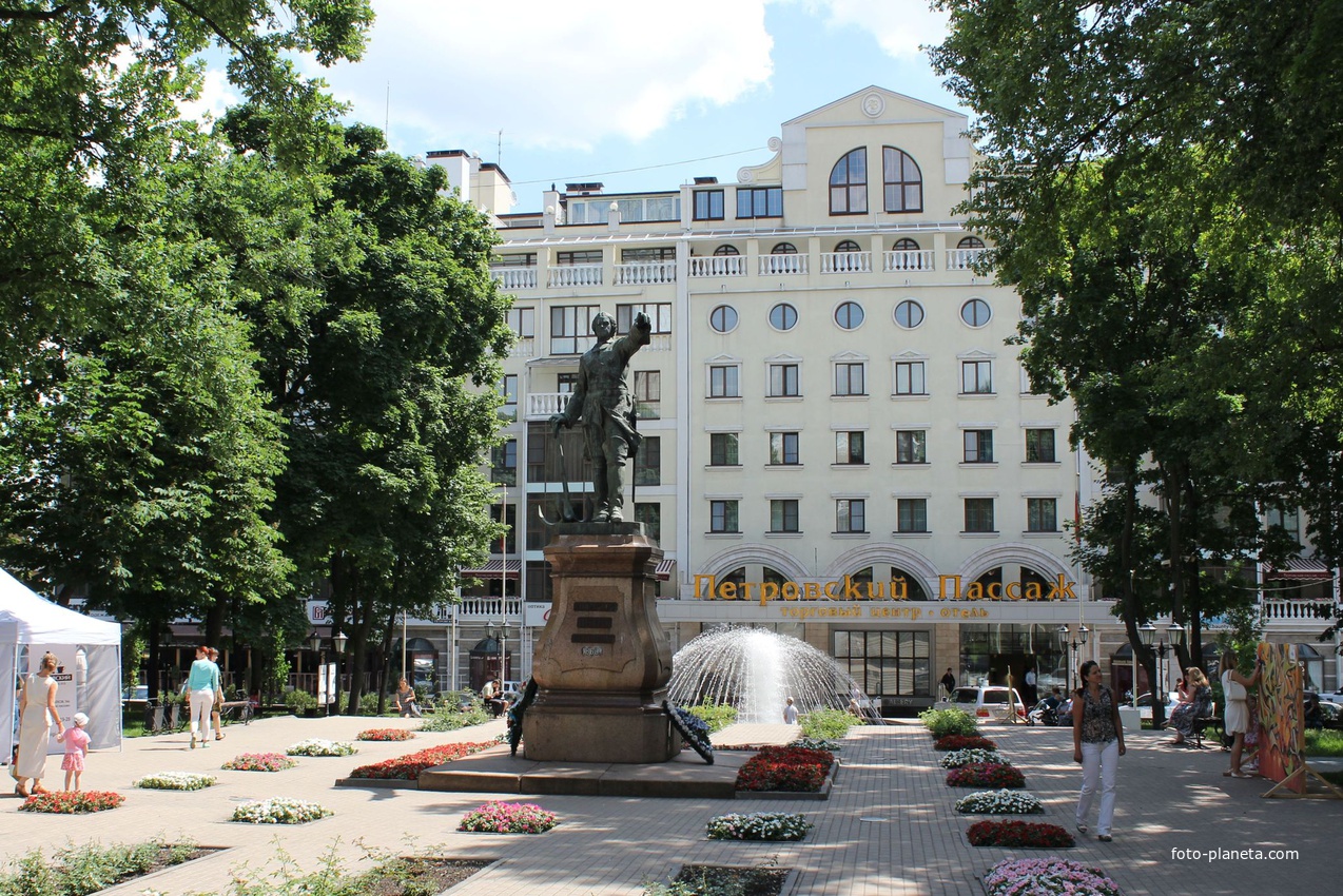 Петровский сквер, памятник Петру