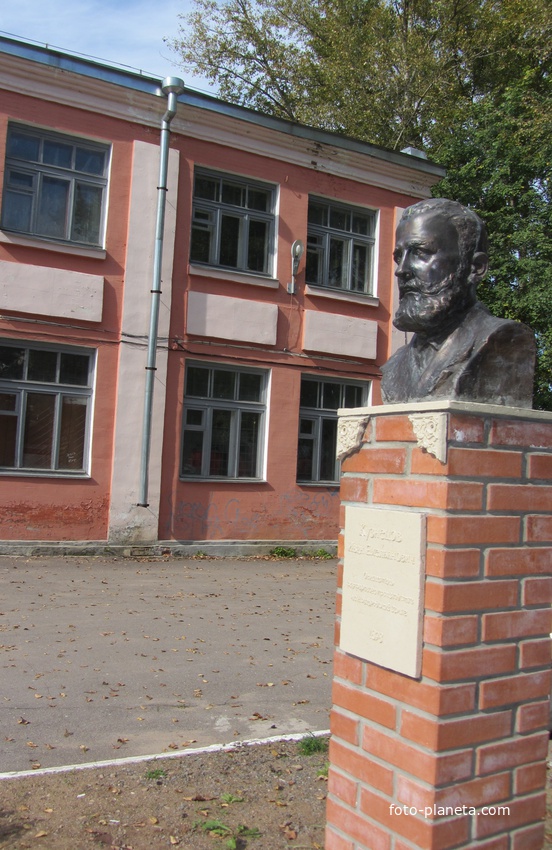 Памятник Кузнецову И.Е. другой ракурс