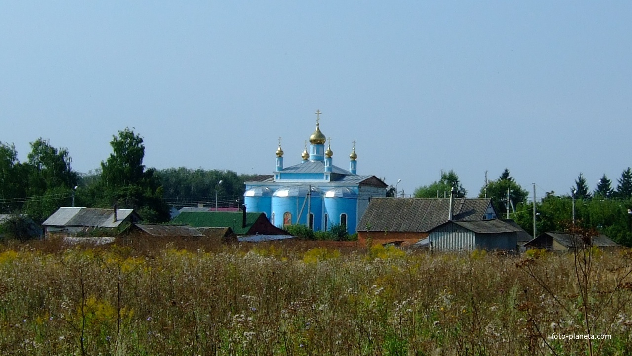Вид на храм со стороны сельского кладбища