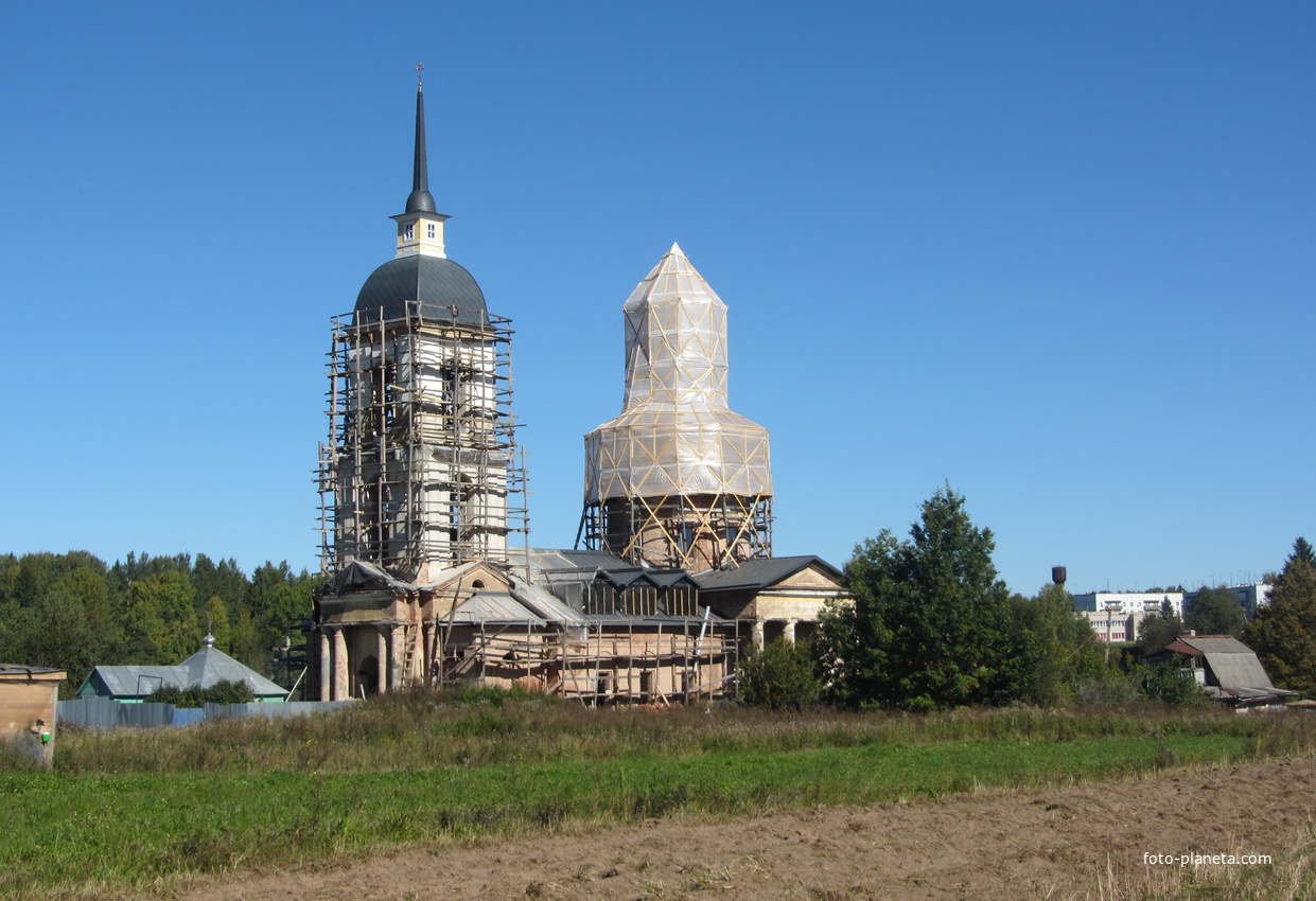 церковь Троицы Живоначальной в селе Хвалово, другой ракурс