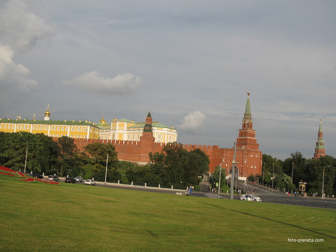 Вид на Манежную улицу и Боровицкую площадь