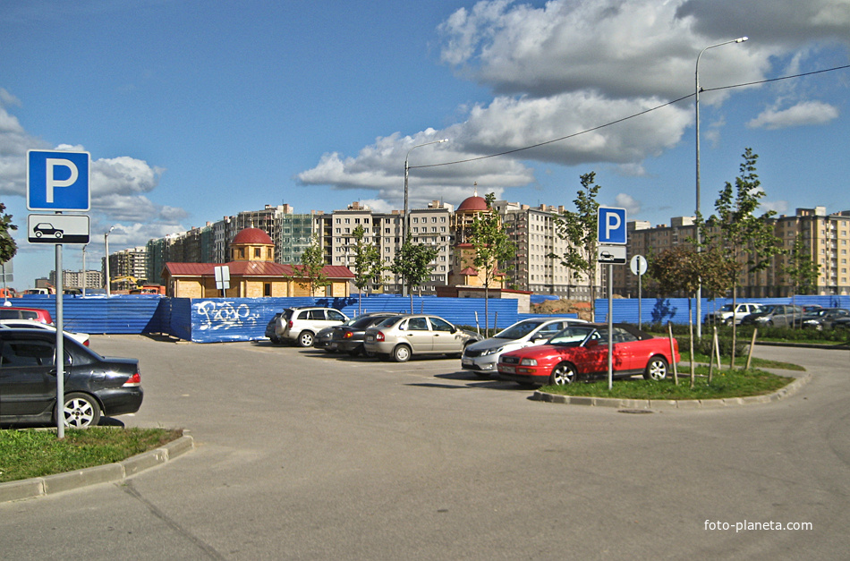 Славянка. Вид на церковь и дома.