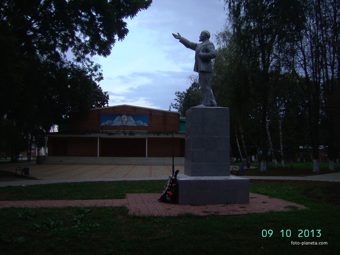 Памятник В.И. Ленину в парке станицы