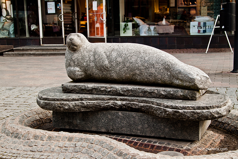 Памятник сейманской нерпе