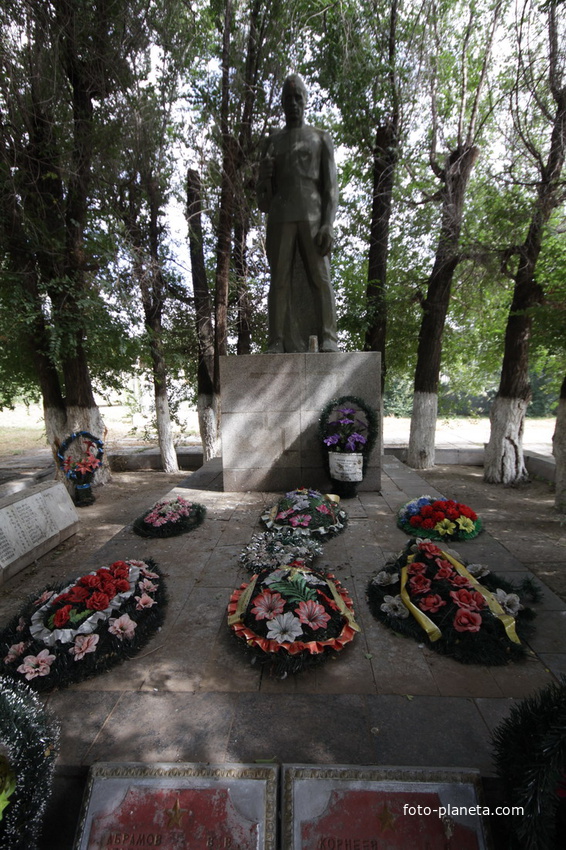 Братская могила воинов погибших в дни Сталинградской битвы