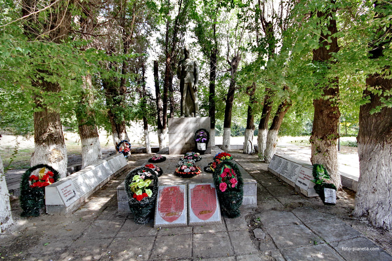 Братская могила павших воинов в ВОВ, мемориал воинам - односельчанам