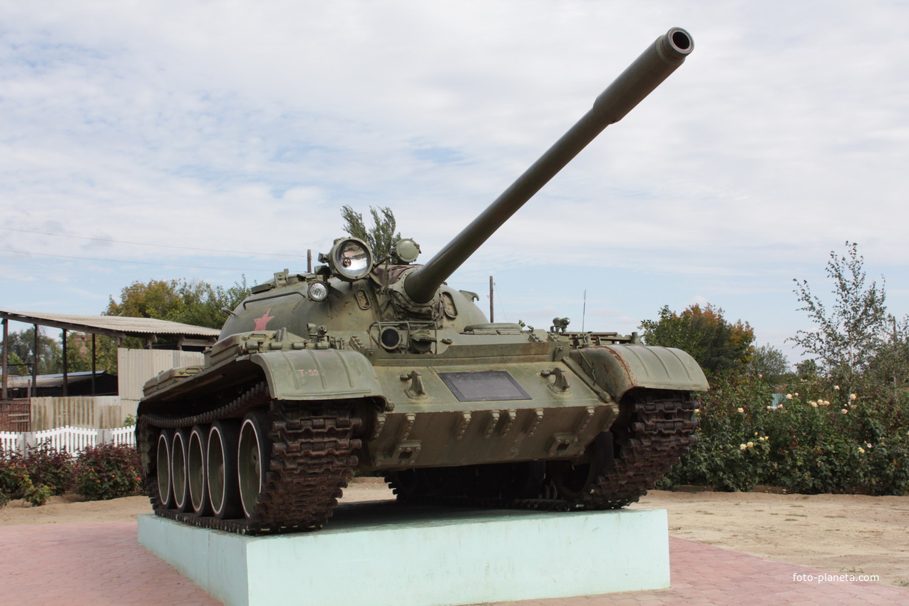 танк на постаменте в сквере в память воинов  павших иживых от МЧС России