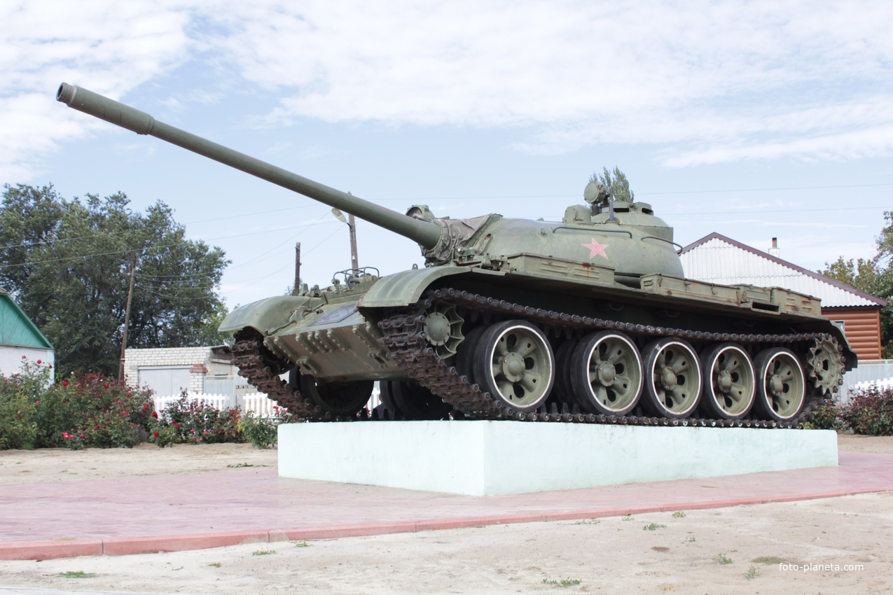 танк на постаменте в сквере в память воинов  павших иживых от МЧС России