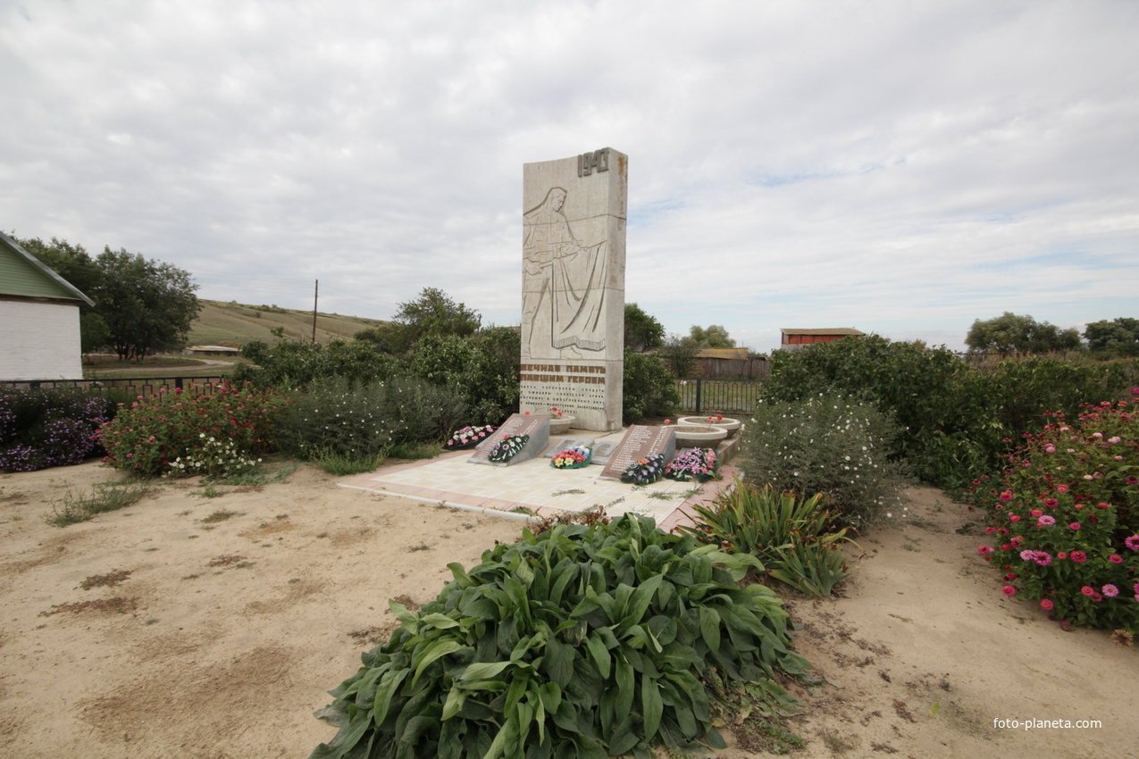 Братская могила- мемориал павшим в ВОВ. Памятный знак на месте фашистского концлагеря 1942