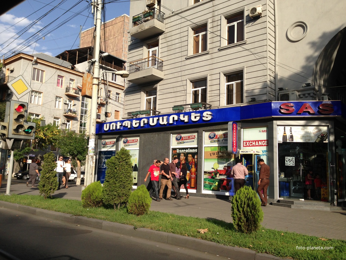 Супермаркет на проспекте Маштоца