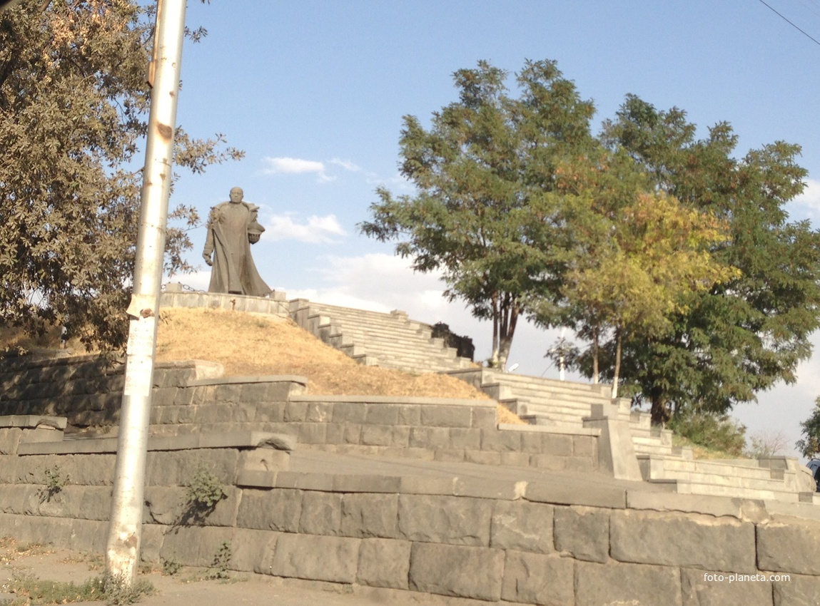 Памятник адмиралу Исакову