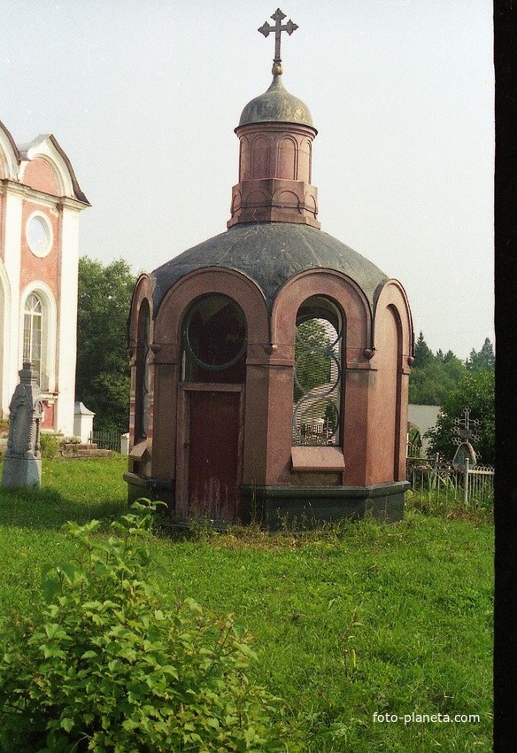 Часовенка при церкви.