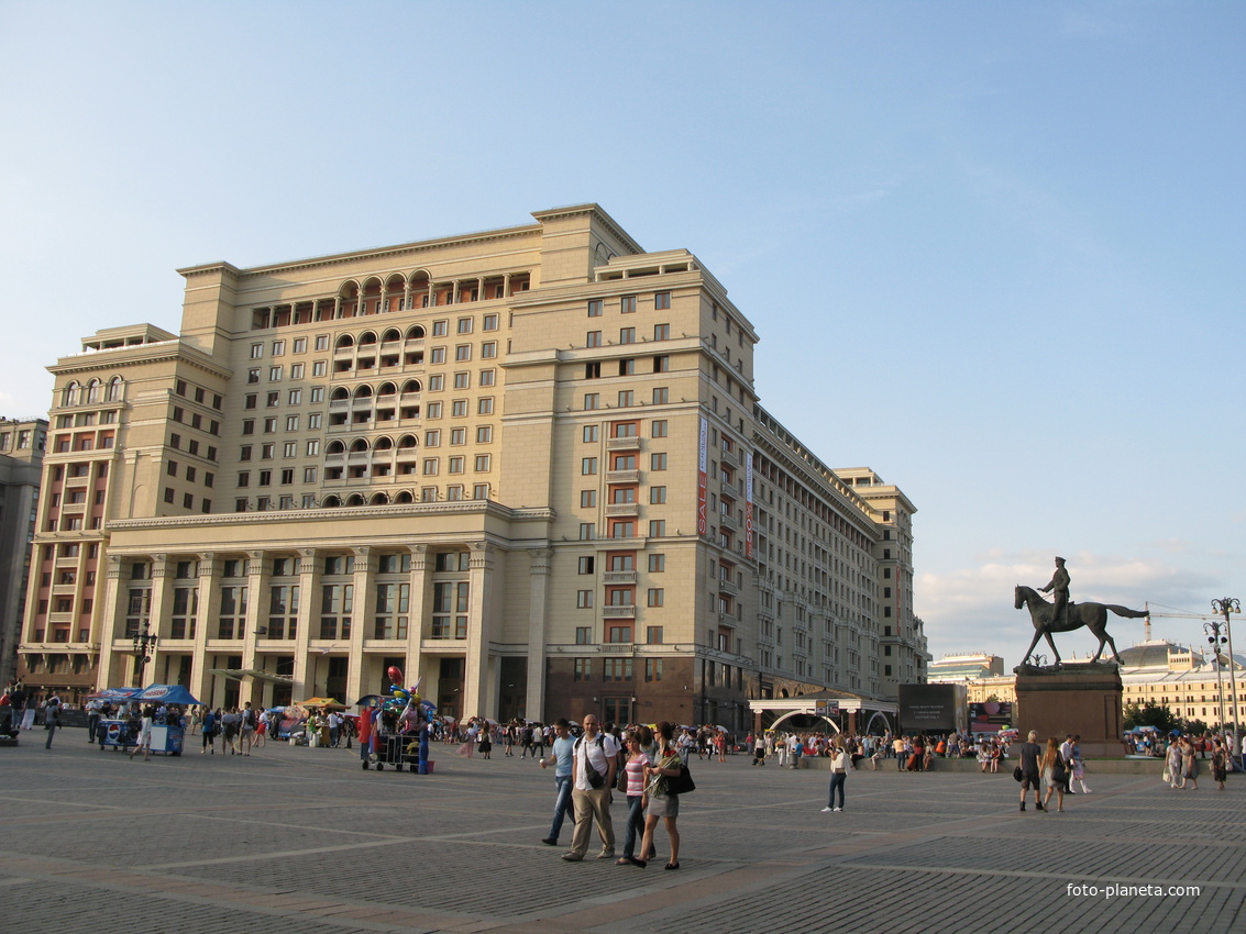 Гостиница Москва и памятник Жукову Г.К.