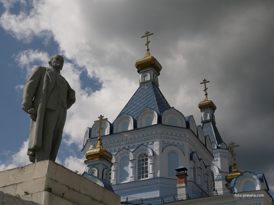 Памятник Ленину у церкви