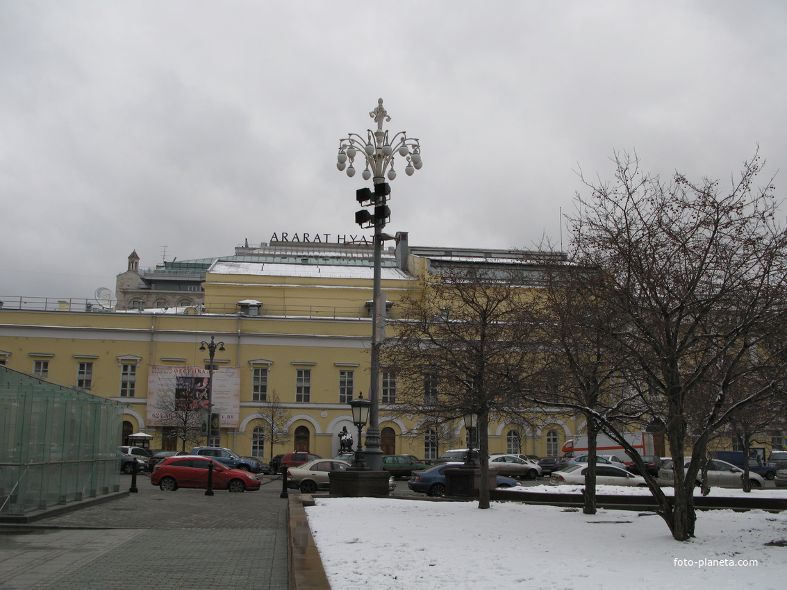 вид на памятник Островскому